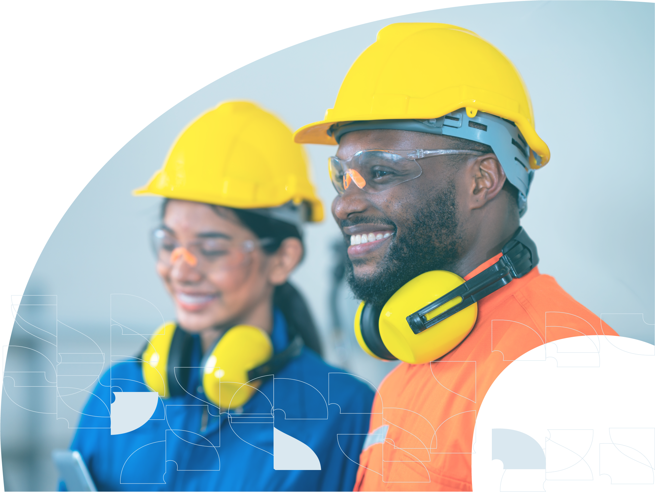 Trabalhadores da indústria sorrindo com equipamentos de segurança